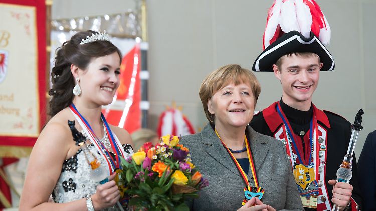 Am Dienstag erhielt Angela Merkel nicht nur Post aus München, sondern auch mehrere Karnevalsorden. Hier die Kanzlerin mit Prinzessin Sophia I. von Chirurgien und Prinz Johannes II. von Technologien aus Bayern.