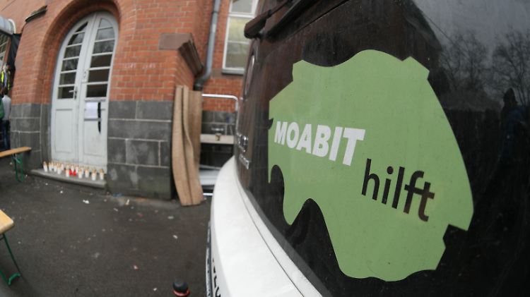 Helfer der Initiative "Moabit hilft" sind seit Monaten vor dem Berliner Lageso im Einsatz.