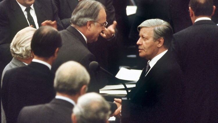 Der alte gratuliert dem neuen Kanzler: Helmut Schmidt und Helmut Kohl im Oktober 1982.