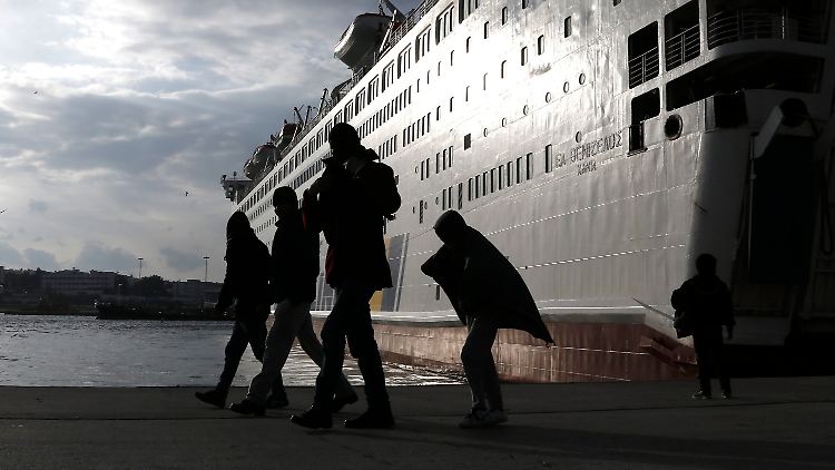 An den Häfen in Griechenland kommen täglich Hunderte Flüchtlinge an.