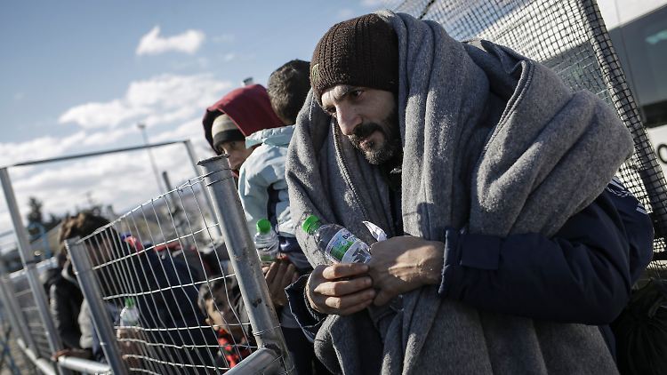 Im Grenzort Idomeni warten Flüchtlinge auf den Einlass in eine Unterbringung.