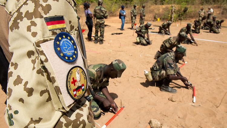 Ein Bundeswehrsoldat bildet im Trainingscamp in Koulikoro in Mali Soldaten aus.