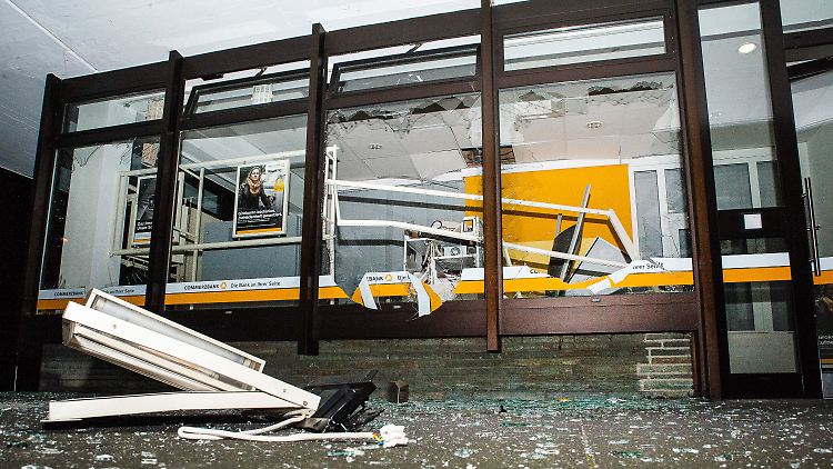 Im Dezember 2015 haben Kriminelle den Vorraum einer Commerzbank in Bielefeld mit ihrer Sprengung verwüstet.