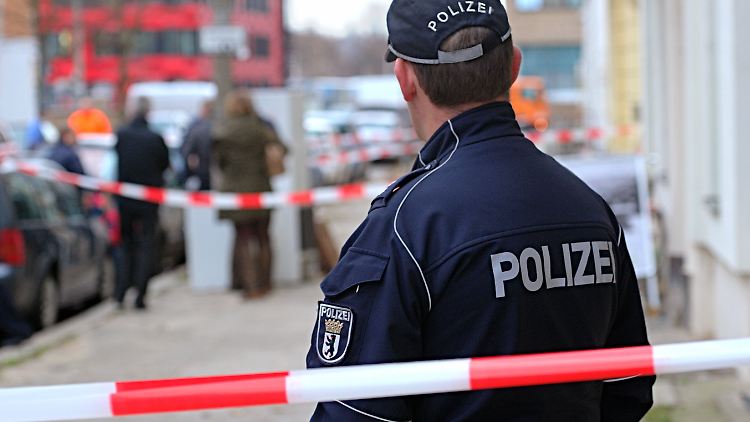 Die Berliner Polizei hatte das öffentliche Zeigen und Rezitieren des "Schmähgedichts" untersagt.