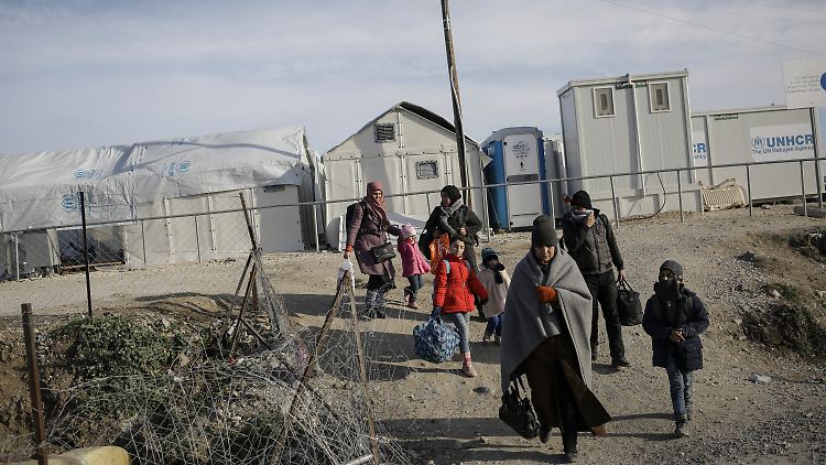 Flüchtlinge können den Grenzübergang bei Idomeni am Morgen wieder passieren.