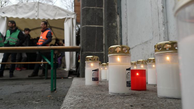 Kerzen für ein Hirngespinst: Viele Menschen hatten die Geschichte des Lageso-Helfers geglaubt.