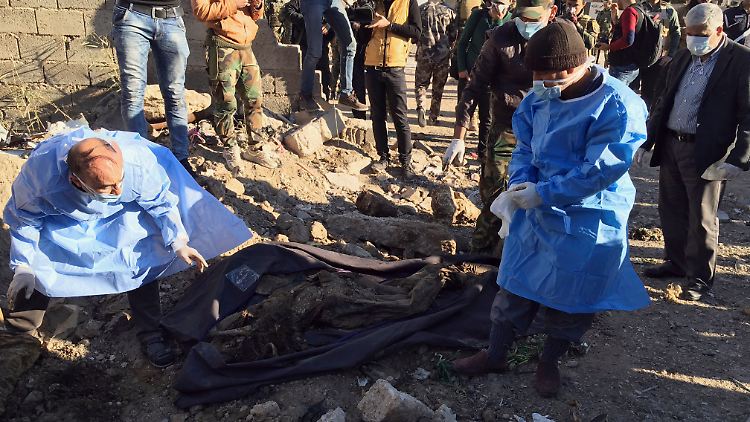 Ein Team von irakischen Forensikern untersucht das Massengrab des IS im irakischen Ramadi. 