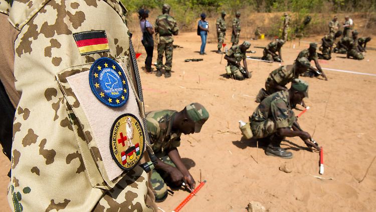 Bundeswehrsoldaten bilden in Koulikoro Pioniere der Armee Malis aus. 