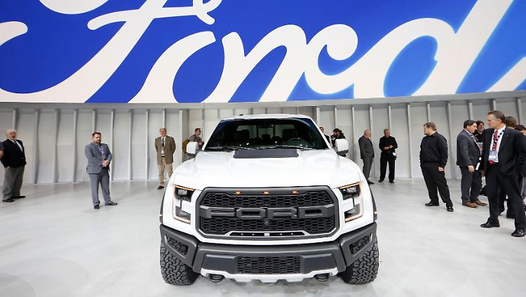 Fahrzeuge wie für Fahrten durchs Krisengebiet: Auf der Automesse in Detroit präsentierte Ford einen 2017er F-150 "Raptor".