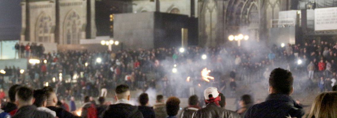 In der Nacht auf Neujahr hatten in Köln große Gruppen von Männern Frauen umzingelt, bestohlen und sexuell bedrängt.