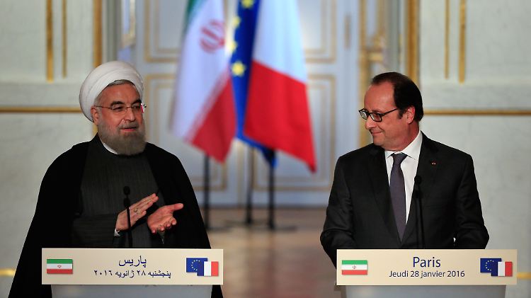 Beidseitige Freude nach dem 23-Milliarden-Euro-Geschäft: Irans Präsident Hassan Ruhani (l.) bei der gemeinsamen Pressekonferenz mit Frankreichs Staatspräsident Francois Hollande.