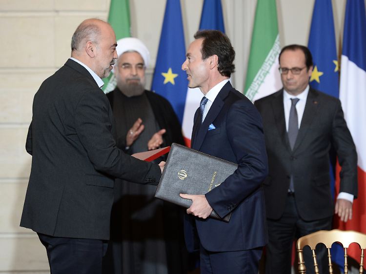 Handschlag nach der Unterzeichnung: Airbus-Chef Fabrice Bregier (r.) freut sich mit dem Chef der iranischen Luftfahrtbehörde (CAO), Ali Abedzadeh.