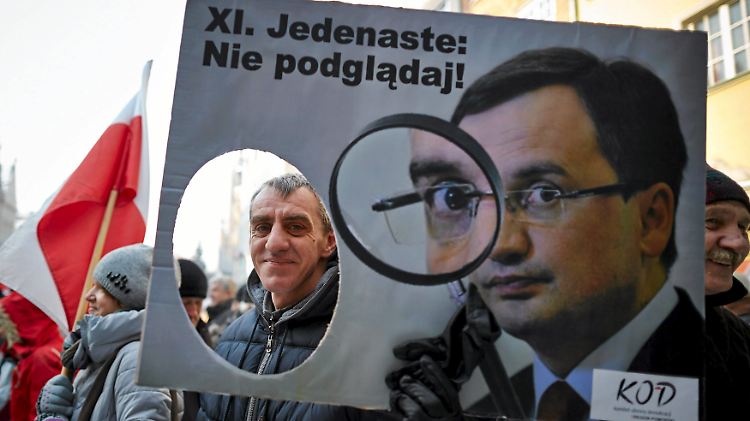 Hat künftig ein Auge auf die Staatsanwaltschaften: Justizminister Zbigniew Ziobro auf einem Plakat.