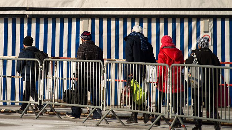 Im Januar passieren Flüchtlinge die Grenze von Slowenien nach Österreich bei Spielfeld.