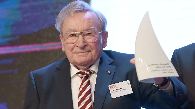 Artur Fischer mit seinem Lebenswerkpreis 2014. 