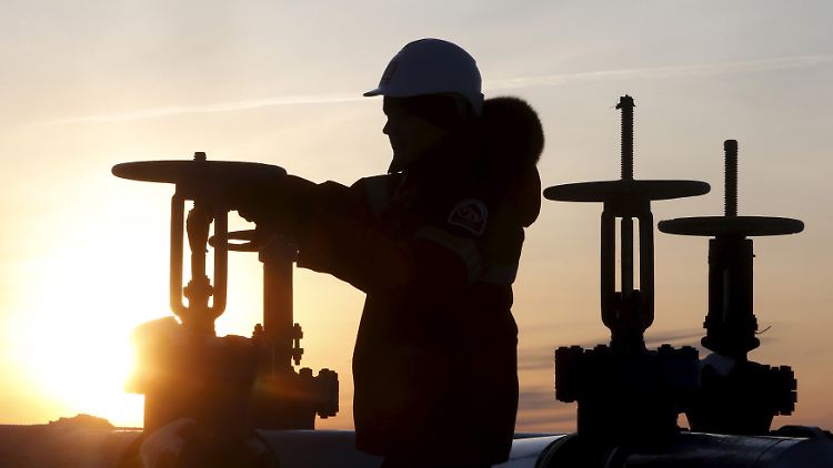 Ölförderung in Sibirien: Eine Arbeiter des russischen Lukoil-Konzerns.