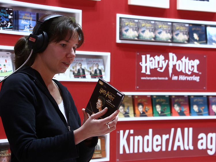 Ideal für Pendler, Bügler und Freunde langer Spaziergänge: Längst gibt es neben "Harry Potter" auch Sachliteratur als Hörbuch.