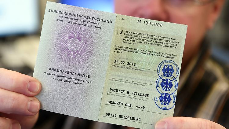 Bis zum Sommer sollen alle Asylbewerber mit dem Flüchtlingsausweis ausgestattet sein.