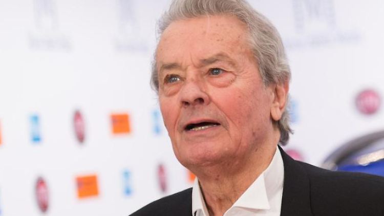Alain Delon bestreitet, der Vater von Ari Boulogne zu sein.