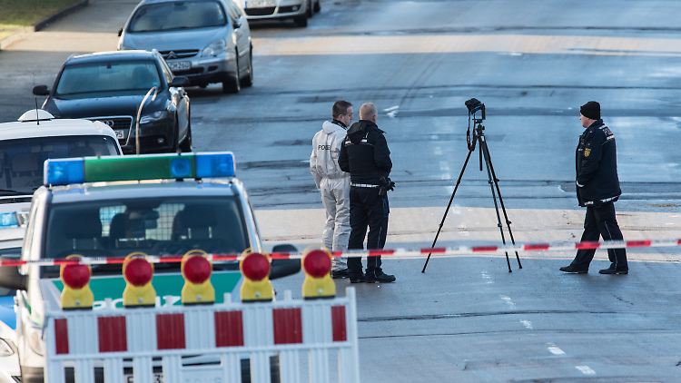 Kriminalbeamte der Spurensicherung untersuchen den Tatort vor der Flüchtlingsunterkunft. 