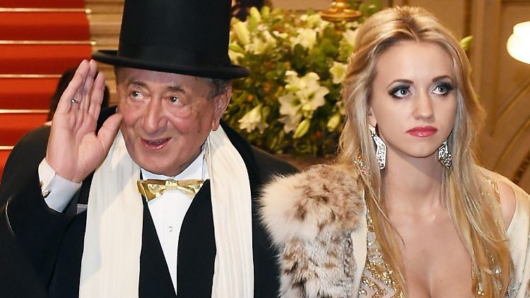 Der "Kasperl" und die junge Frau: Die Lugners im Jahr 2015 beim Opernball.