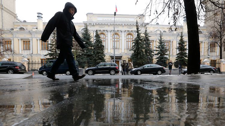 Mieses Wetter: Ein Mann geht an der Zentrale der Znetralbank in Moskau vorbei.