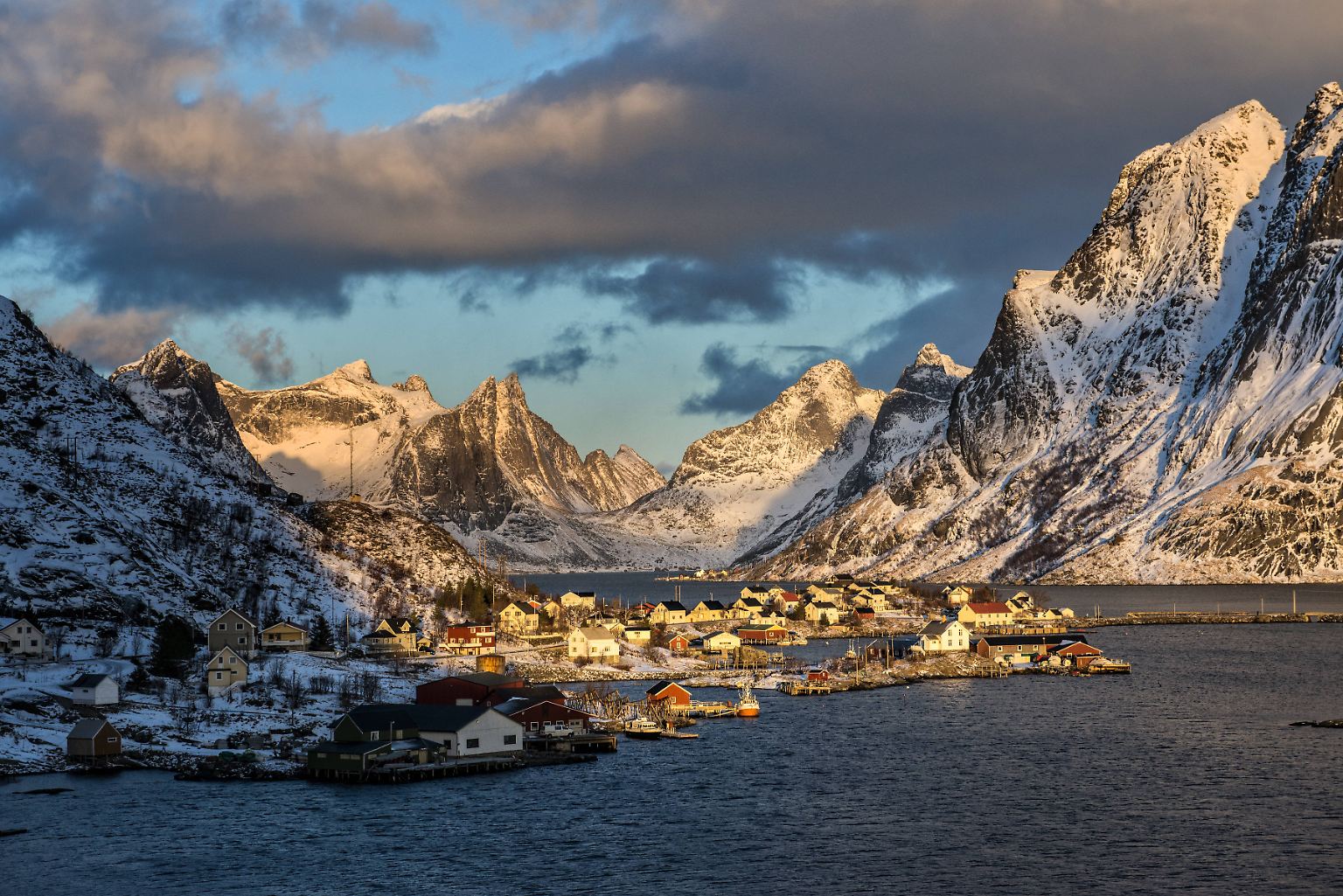 Bei über 1000 Fjorden gibt es eine Vielzahl prächtiger Kulissen. Eine sehr beliebte Inselgruppe vor der norwegischen Küste sind die Lofoten. Im Nordmeer liegend, bieten die Fjorde den Besuchern ein farbenprächtiges Spiel. 
