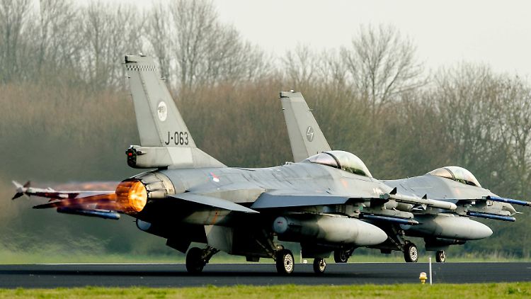 Zwei F-16 der niederländischen Luftwaffe.