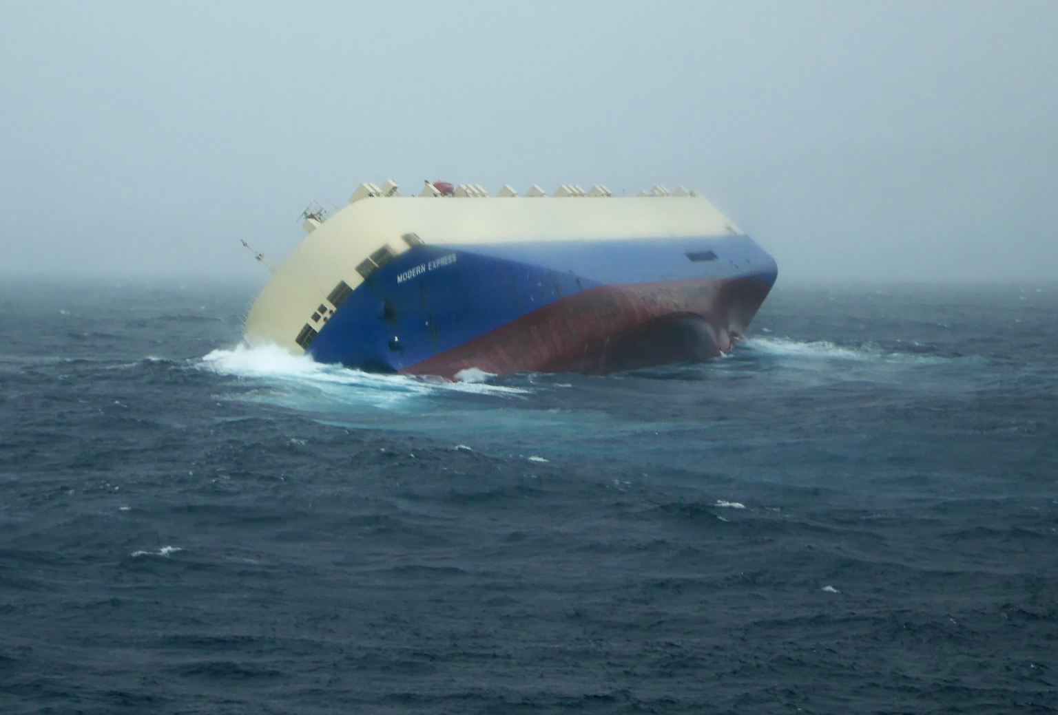 In Sturm und schwerer See gerät die "Modern Express" in Schwierigkeiten: Als die Schlagseite immer größer wird, gibt der Kapitän das Schiff auf. Mit gewaltigen Rollern schlägt die Dünung des Atlantiks gegen das Schiff.