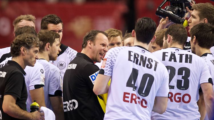 Das Spiel war noch nicht ganz zu Ende, als Ernst aufs Spielfeld lief.