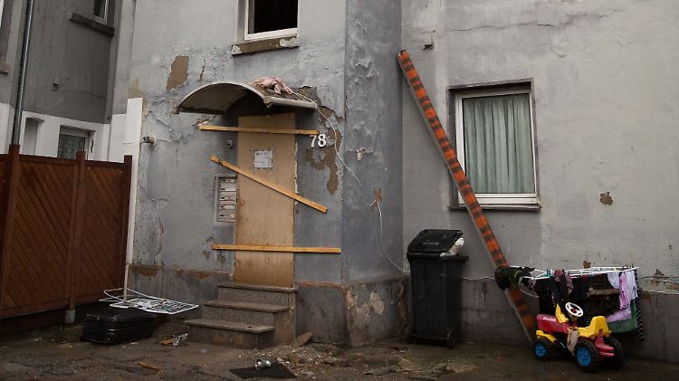 Der gesperrte Eingang zu dem Mehrfamilienhaus in Herne nach dem Brand.