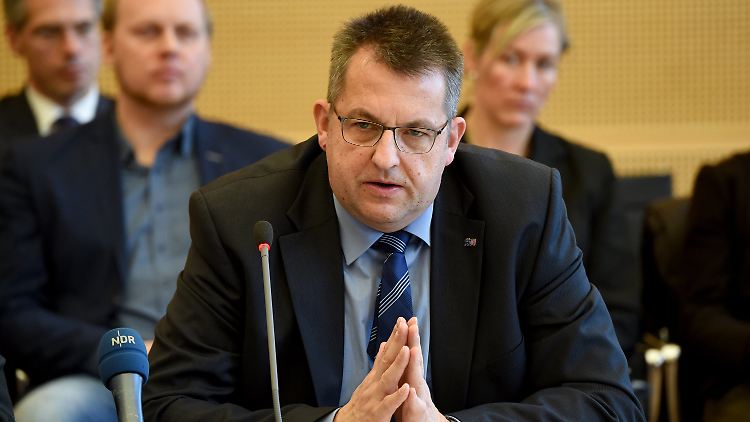 Innenminister Studt (SPD) musste sich bei einer Sondersitzung des Innen- und Rechtsausschusses des Landtages kritische Fragen gefallen lassen.