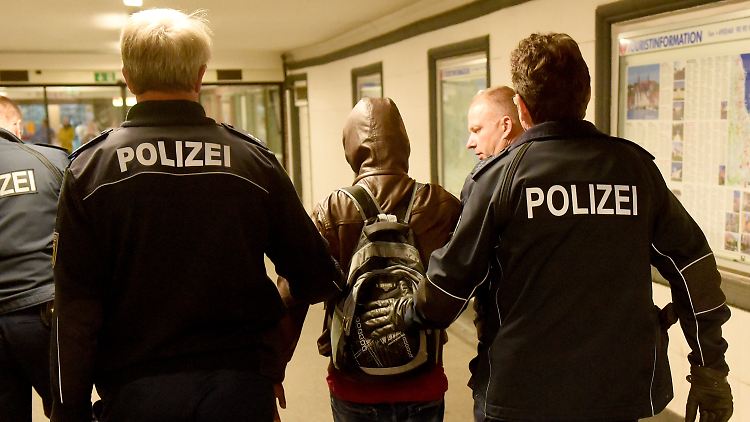 Wer in Deutschland straffällig wird, soll schneller abgeschoben werden können.
