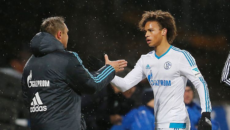 Coach Breitenreiter und Youngster Sané freuen sich über einen Erfolg, der der Schalker Seele gut tut.