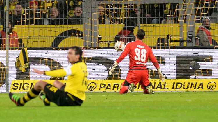 Glück im Unglück: Das Eigentor von BVB-Kapitän Mats Hummels gegen Ingolstadt zählt nicht.  