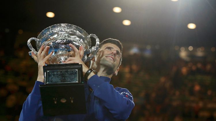 Novak Djokovic reckt zum sechsten Mal die Trophäe in den australischen Nachthimmel.