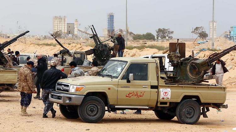Kämpfer des international anerkannten Parlaments von Libyen bereiten sich bei Sirte auf Kämpfe gegen den Islamischen Staat vor.