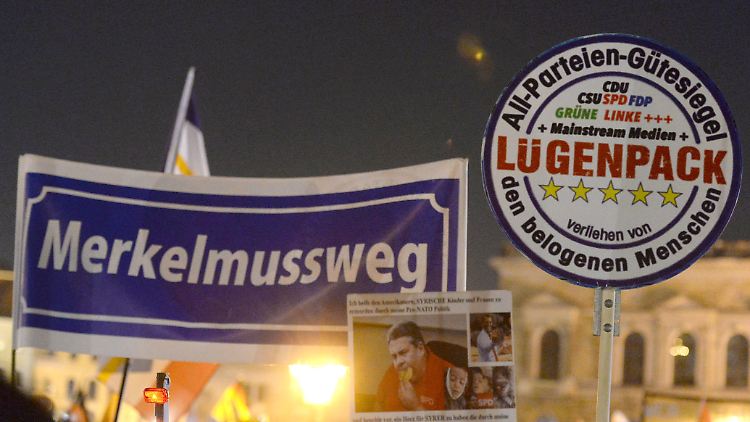 Ein zweifelhaftes "Gütesiegel", gehalten von einem Pegida-Demonstranten.