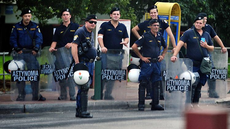 Griechische Beamte nahmen zwei Verdächtige fest. Im Bild: Polizisten in Athen.