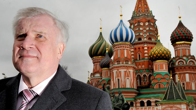 Auch 2011 besuchte Seehofer Russland - hier steht er auf dem Roten Platz in Moskau.