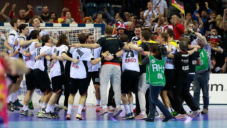 Geschafft: Das DHB-Team jubelt über Gold.