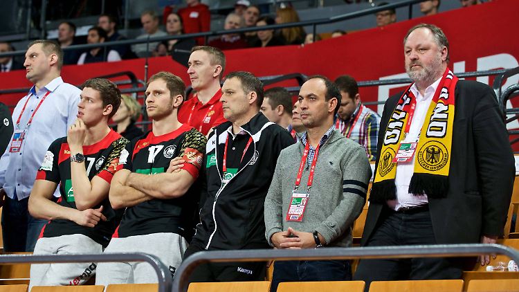 Not amused: Der deutsche Handball-Präsident Andreas Michelmann (r.) ist über die Sendesituation nicht erfreut.