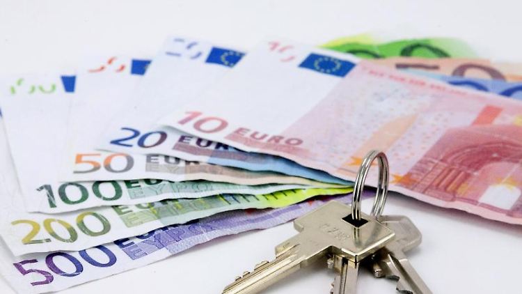 Wenn das Mietverhältnis endet, muss der Mieter die Kaution zurückbekommen. Bei ausstehenden Zahlungen oder Reparaturen darf der Vermieter das Geld bis zu sechs Monate behalten. 
