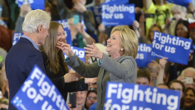 Wahlkampf mit der ganzen Familie: "Ich kenne die schweren Entscheidungen, die ein Präsident treffen muss", sagt Hillary Clinton.