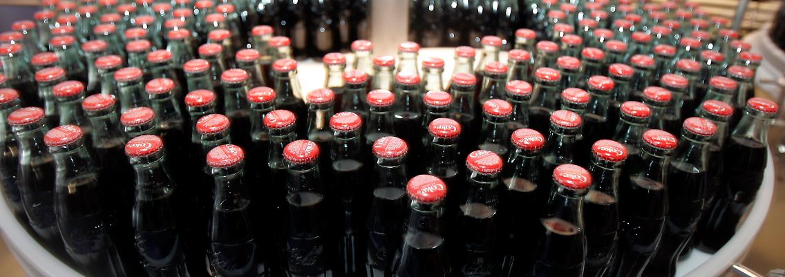 Seit 1905 gilt Coca-Cola als Erfrischungsgetränk. Bis dahin war sie rund 20 Jahre lang als Medizin beworben und verkauft worden. Heute kennt man einige "Nebenwirkungen".
