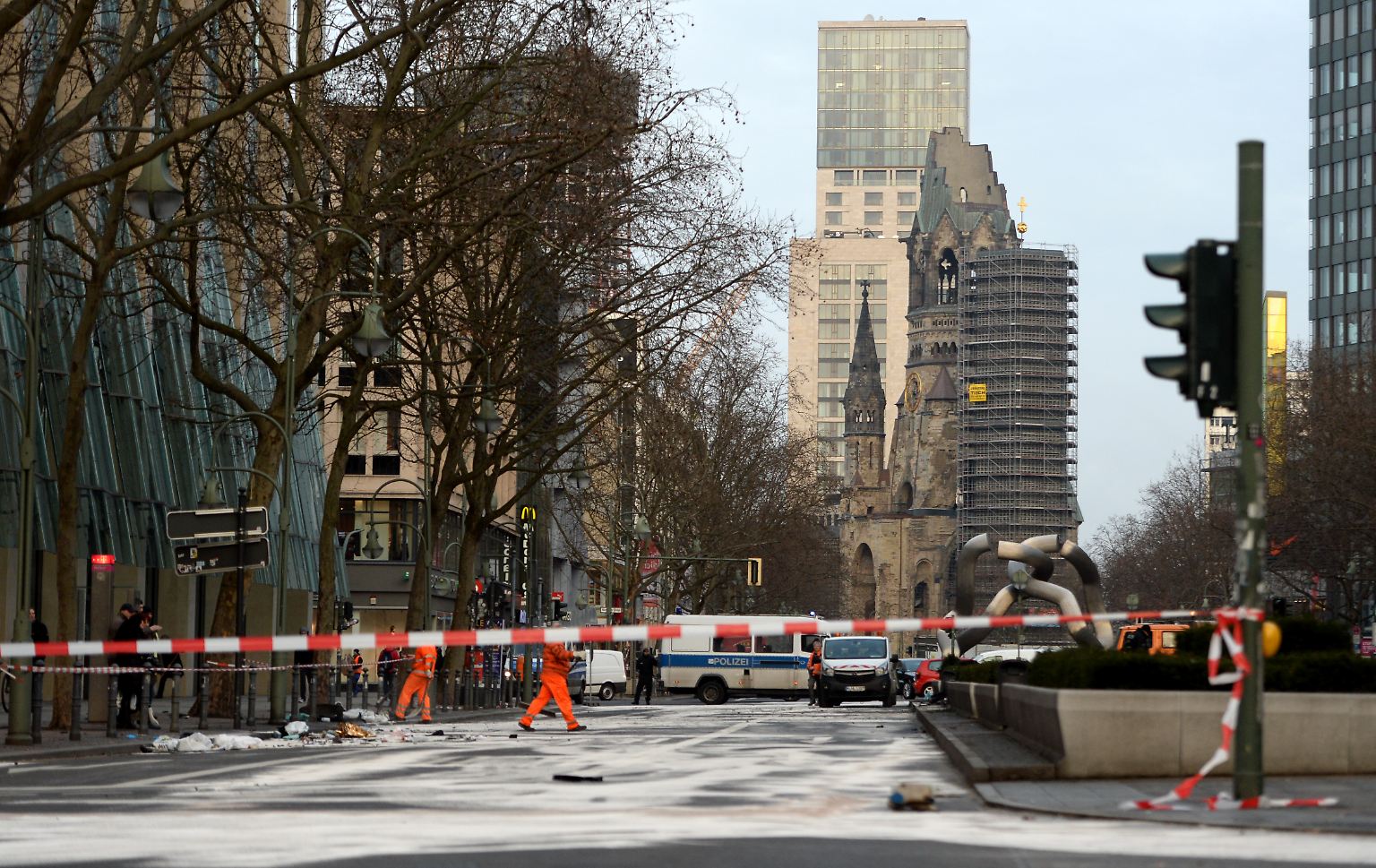 Berlin, am Morgen nach dem Horrorunfall: Bei einem illegalen Straßenrennen im Herzen der sogenannten "City West" kommt ein unschuldiger Autofahrer ums Leben.