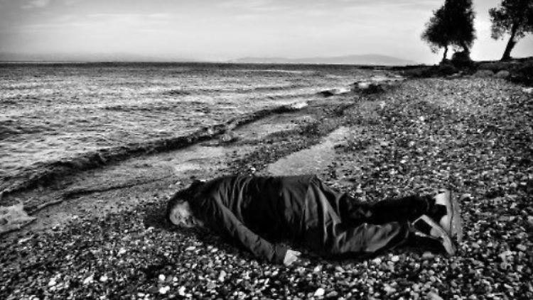 Bäuchlings legt sich Ai Weiwei auf den steinigen Strand von Lesbos.