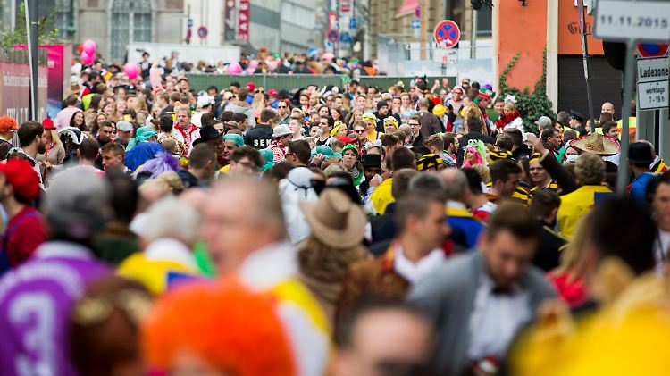 Die Kölner Polizei ist an Weiberfastnacht mit 2500 Beamten auf den Straßen präsent.