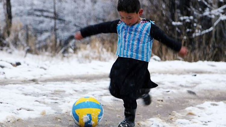 Wenn Murtaza groß ist, möchte er Fußball spielen wie sein Idol Lionel Messi.