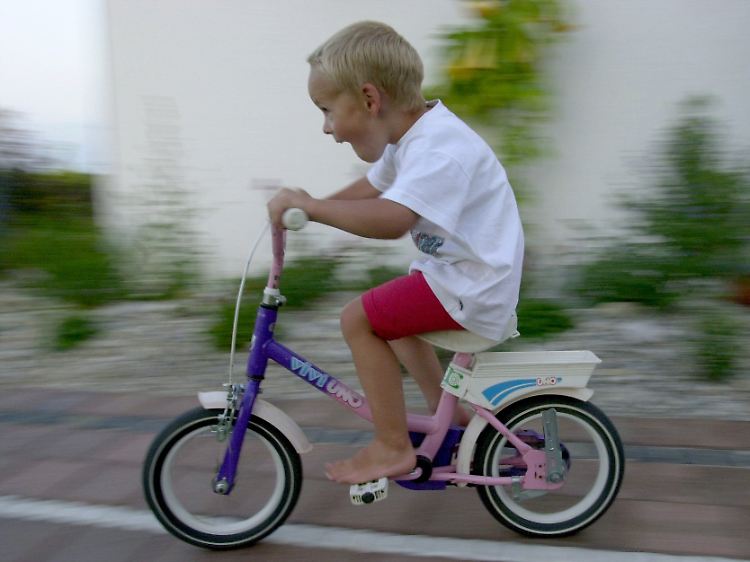 Erste Fahrversuche ohne Stützräder: Junge Väter wissen, dass Rollen zumindest für Dreijährige meist einfacher ist als bremsen.